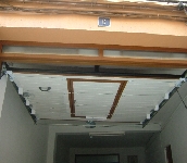 Vista interior de seccional imitación madera reseñando el color para que pueda combinar con cualquier color de las paredes